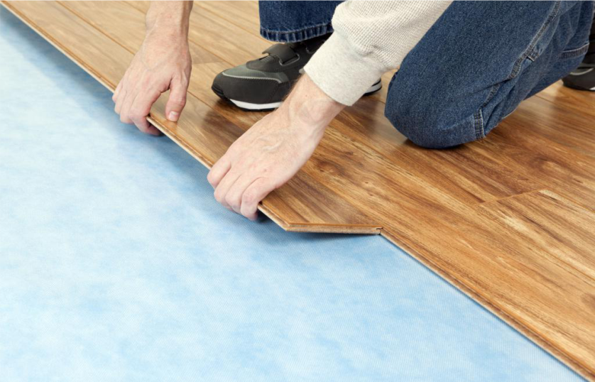 Укладка ламината на пол. Ламинат Laminate Flooring. Укладка ламината Флоринг. Покрытие на пол. Укладка напольного ламината.